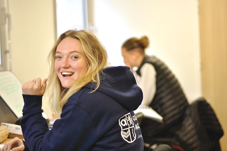 Étudiante souriante du cours agora à Lyon