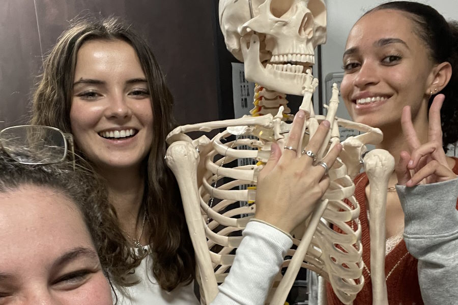 Trois étudiantes et un squelette d'entrainement heureux du cours agora à Lyon prepa medecine