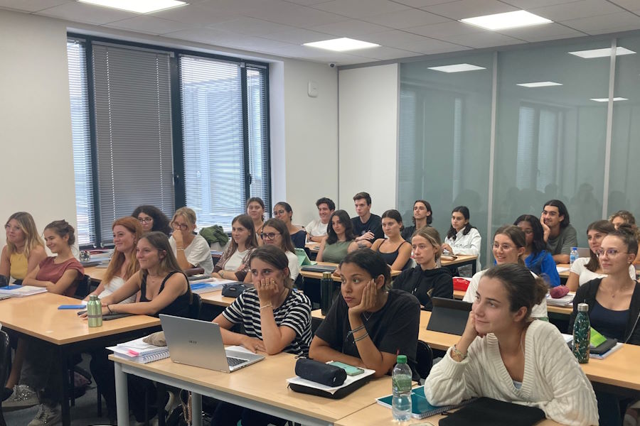 Salle de classe à l'écoute de leurs professeur du cours agora à Lyon