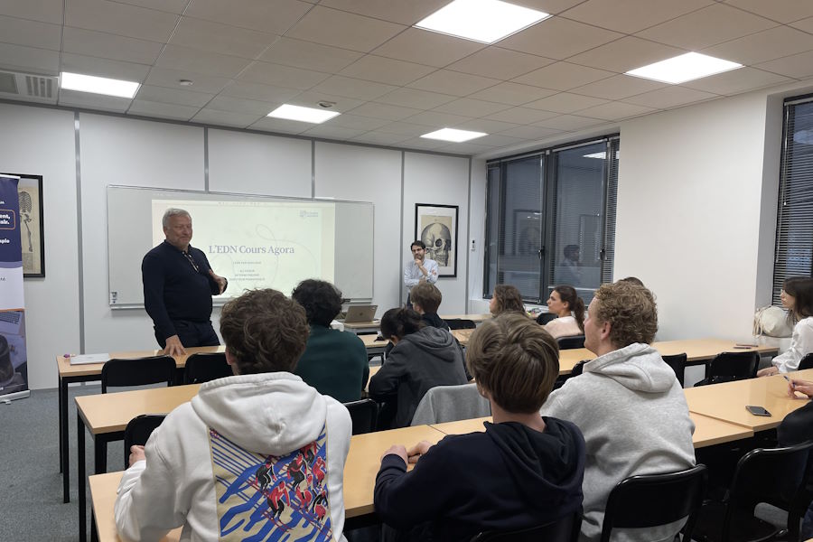 Salle de cours agora mmopk edn ecos avec le directeur